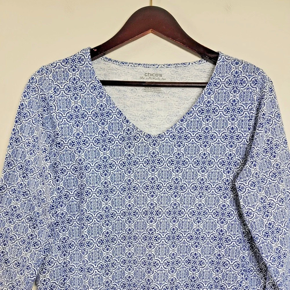 Chicos Womens Ultimate Tee 1 M 8 Blue White Geo Print 3/4 Sleeve V Neck